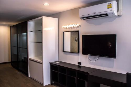Suite with City View image 7