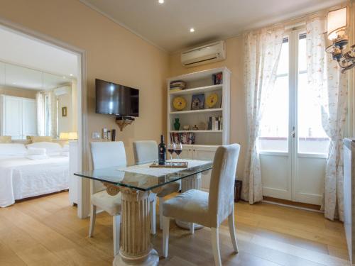 One-Bedroom Apartment image 6