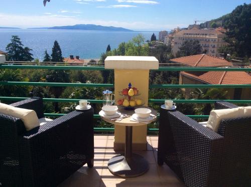 Piano Nobile & Penthouse in Villa Near Beach - Apartment - Opatija