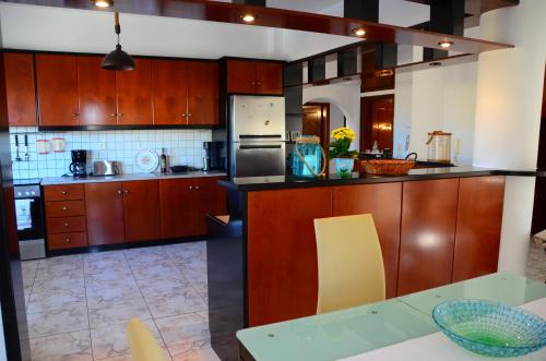 3 bedrooms, 6 beds