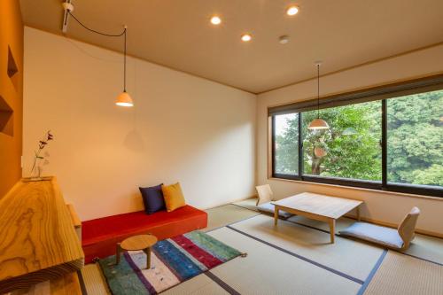 2 twin beds, 2 futon beds