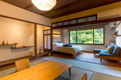 1 double bed, 5 futon beds
