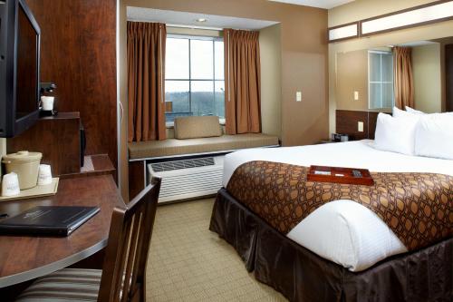 Microtel Inn & Suites by Wyndham Wheeling at The Highlands - Hotel - Triadelphia