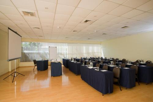 ラディソン サン イシドロ ホテル & スイーツ