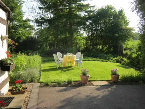 Viesnīcas āriene, THE MOATS - CODDINGTON A small private thatched cottage B&B located in quiet countryside between Led in Bosbury