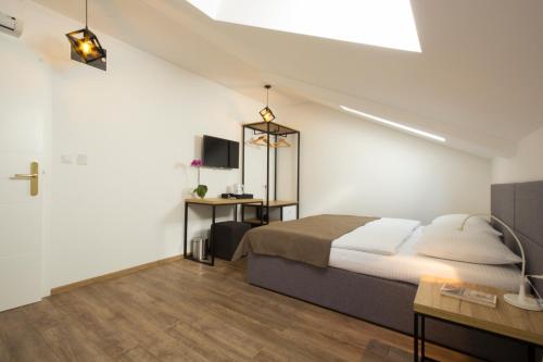 Riverside Residence - image 3