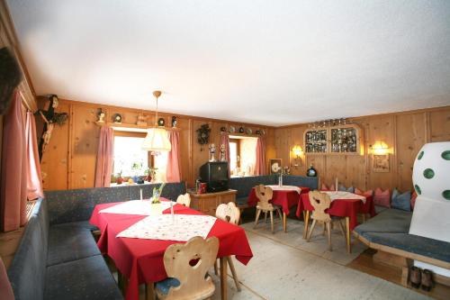 Shared lounge/TV area, Haus Alpina & Landhaus Schopf in Langenfeld