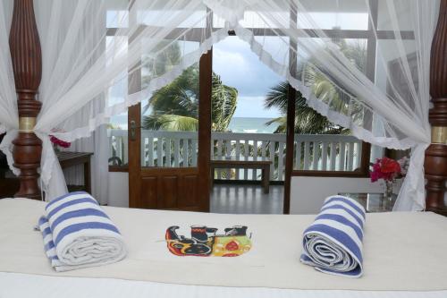 Deluxe Double Room with Sea View and Balcony image 2