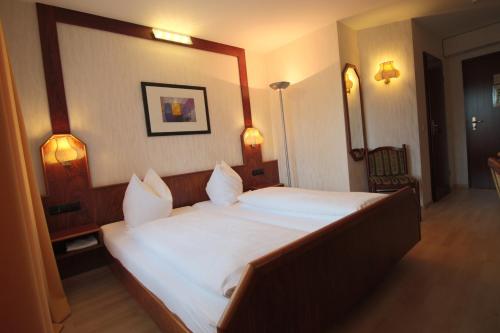 1 queen bed, 1 twin bed, 1 sofa bed