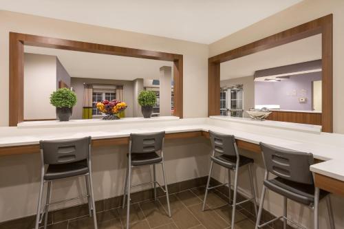 อาหารและเครื่องดื่ม, ไมโครเทล อินน์ แอนด์ สวีท บาย วินด์แฮม ริชมอนด์แอร์พอร์ต (Microtel Inn & Suites by Wyndham Richmond Airport) in ริชมอนด์ (VA)