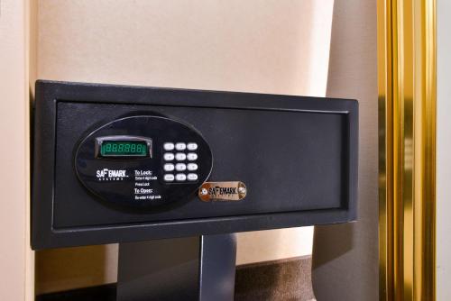 Best Western Hollywood Plaza Inn - Hollywood Walk of Fame Hotel - LA - image 3