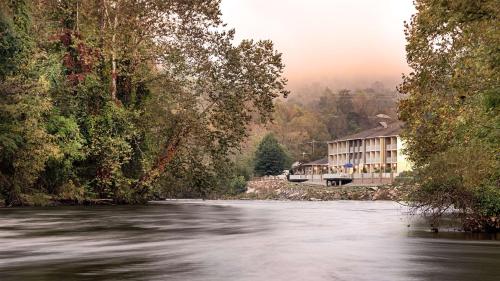 Best Western Plus River Escape Sylva / Dillsboro