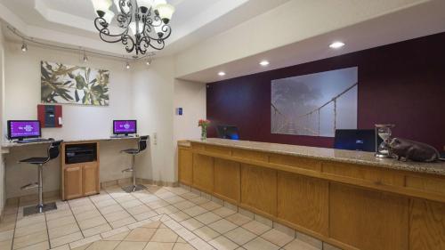 Best Western Plus Des Moines West Inn & Suites