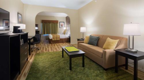 Best Western Plus Des Moines West Inn & Suites