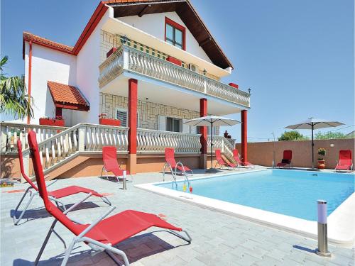  Apartment Biograd na Moru with Outdoor Swimming Pool 188, Unterkunft in Biograd na Moru
