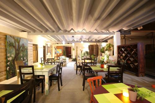 Restaurant, Casa Maria Aeropuerto B&B in Cacique