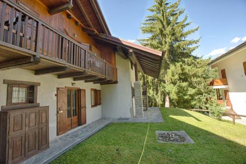  ALTIDO Charming Apartments with Mountain Views and Green Backyard in Verrand, Pension in Verrand