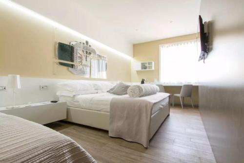 1 king bed, 1 twin bed