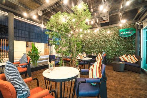 ห้องอาหาร, ซิตรัส สุขุมวิท 11 บาย คอมพาส ฮอสปิทาลิตี้ (Citrus Sukhumvit 11 by Compass Hospitality) near สถานีรถไฟฟ้าใต้ดินเพชรบุรี