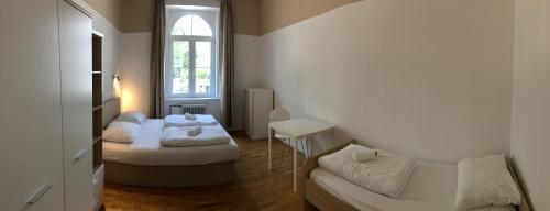 1 queen bed, 1 twin bed