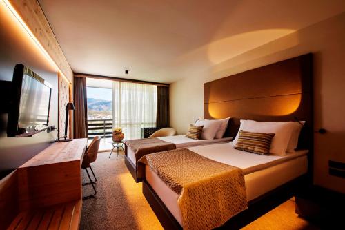 Double Room with Lake View image 2