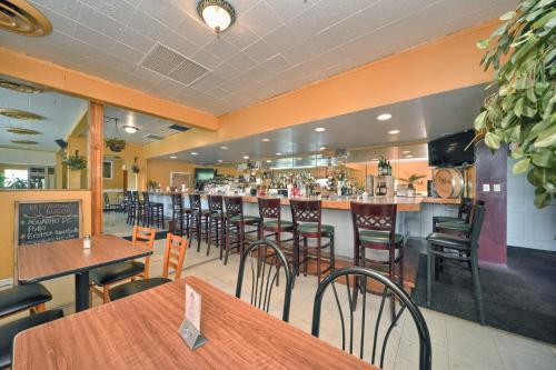 ผับ/เลาจน์, เรด คาร์เพต อินน์ - สแตมฟอร์ด (Red Carpet Inn-Stamford) in สแตมฟอร์ด (CT)