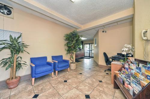 ศูนย์ธุรกิจ, เรด คาร์เพต อินน์ - สแตมฟอร์ด (Red Carpet Inn-Stamford) in สแตมฟอร์ด (CT)