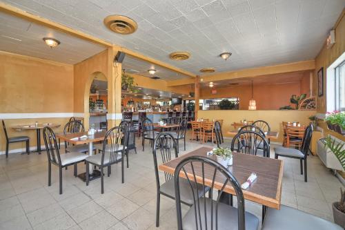 ห้องอาหาร, เรด คาร์เพต อินน์ - สแตมฟอร์ด (Red Carpet Inn-Stamford) in สแตมฟอร์ด (CT)