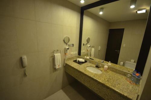 Standard Queen Room image 3