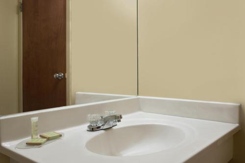 Queen Room with Roll-In Shower - Mobility Accessible/Non-Smoking