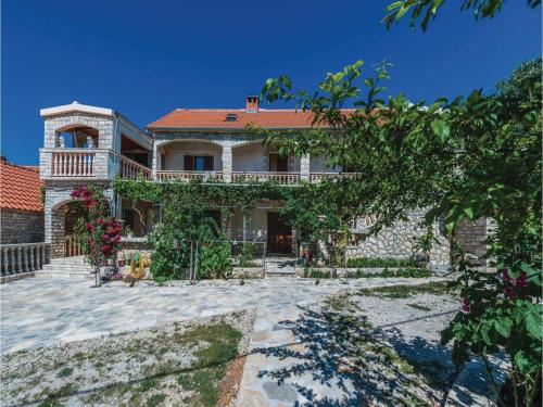  Two-Bedroom Apartment in Pridraga, Unterkunft in Pridraga