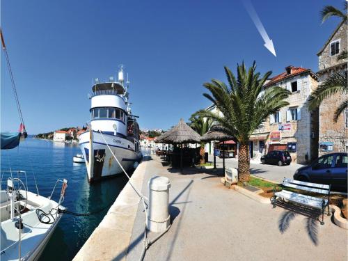  Three-Bedroom Apartment with Sea View in Milna in Milna