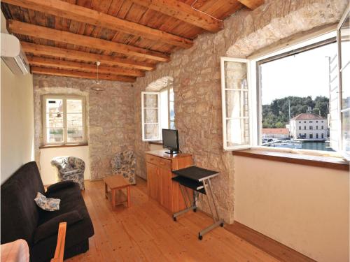  Three-Bedroom Apartment with Sea View in Milna in Milna