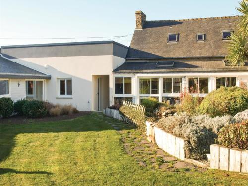 Three-Bedroom Holiday Home in Henon gîte à louer Moncontour