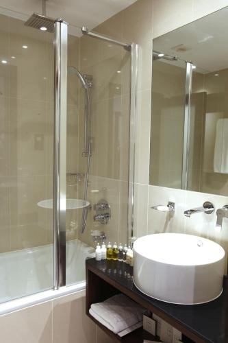 Park Grand London Heathrow - image 11