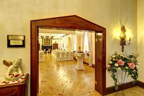 Best Western Premier Parkhotel Engelsburg - image 2