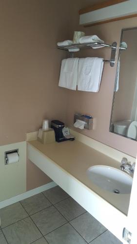 Somers Cove Motel - image 3