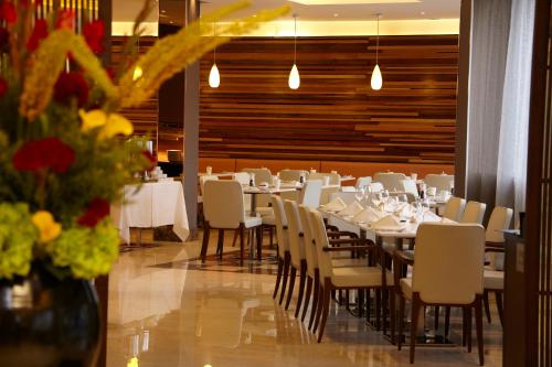 Park Grand London Heathrow - image 3