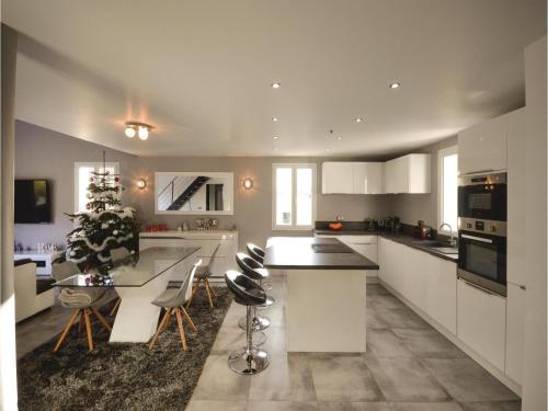 Three-Bedroom Holiday Home in Le Tignet gîte à louer Les Veyans