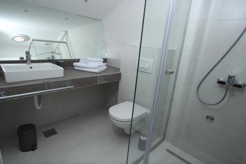 Riverside Residence - image 13