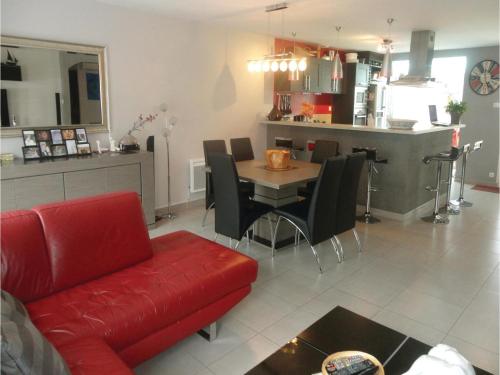 Three-Bedroom Holiday Home in Gruissan gîte à louer Gruissan