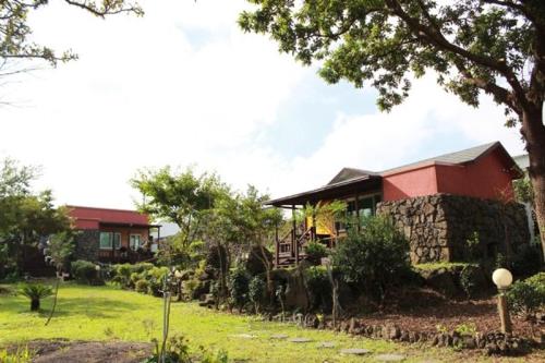 Gotjawal Geomunoreum Pension Ideally located in the Halla Mountain National Park area, Gotjawal Geomunoreum Pension promises a relaxing and wonderful visit. The property offers guests a range of services and amenities designed to