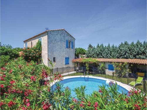 Four-Bedroom Holiday Home in Camaret sur Aigues gîte à louer Sérignan-du-Comtat