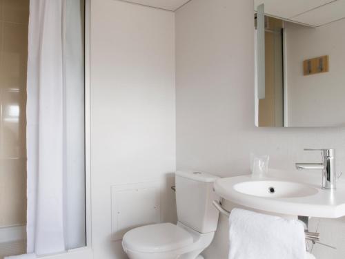 B&B Hotel SAINT-QUENTIN Set in a prime location of Saint-Quentin, B&B Hôtel SAINT-QUENTIN puts everything the city has to offer just outside your doorstep. Both business travelers and tourists can enjoy the propertys facil