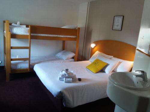 1 double bed, 2 bunk beds