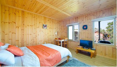 Gotjawal Geomunoreum Pension Ideally located in the Halla Mountain National Park area, Gotjawal Geomunoreum Pension promises a relaxing and wonderful visit. The property offers guests a range of services and amenities designed to