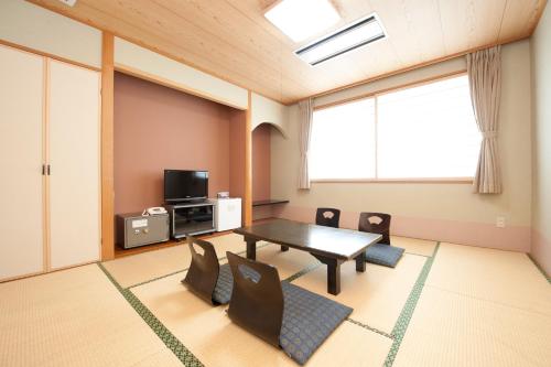Japanese-Style Quadruple Room with Shared Bathroom and Sea View - Non-Smoking