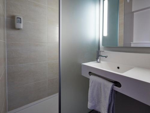 B&B Hotel Valenciennes B&B Hôtel Valenciennes is a popular choice amongst travelers in Valenciennes, whether exploring or just passing through. Both business travelers and tourists can enjoy the propertys facilities and s