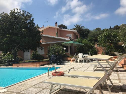  Villalara con piscina e vista mare in Portoferraio