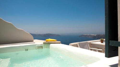 Santorini's Balcony Art Houses - image 6